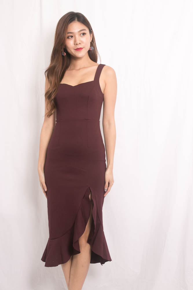 
                  
                    Load image into Gallery viewer, *PREMIUM * JODILIA MERMAID DRESS IN BURGUNDY - SELF MANUFACTURED BY LBRLABEL
                  
                