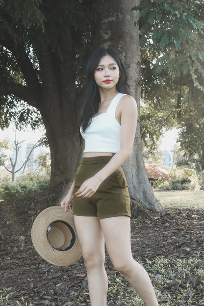 Larlia Structured Highwaisted Shorts in Army Green